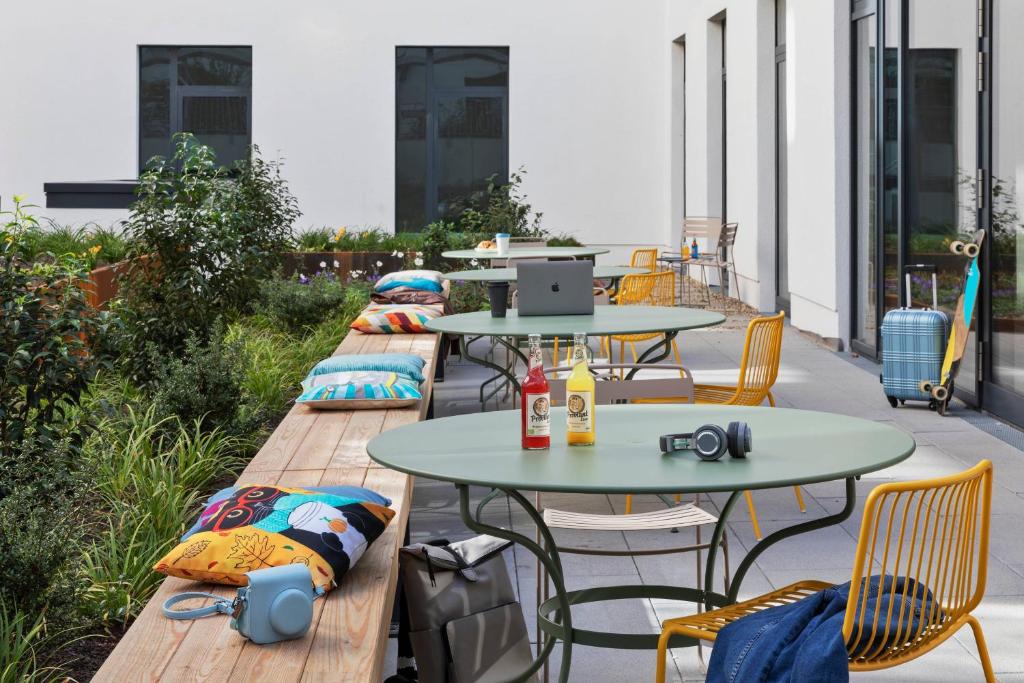 Moxy Hamburg City - Resim 17