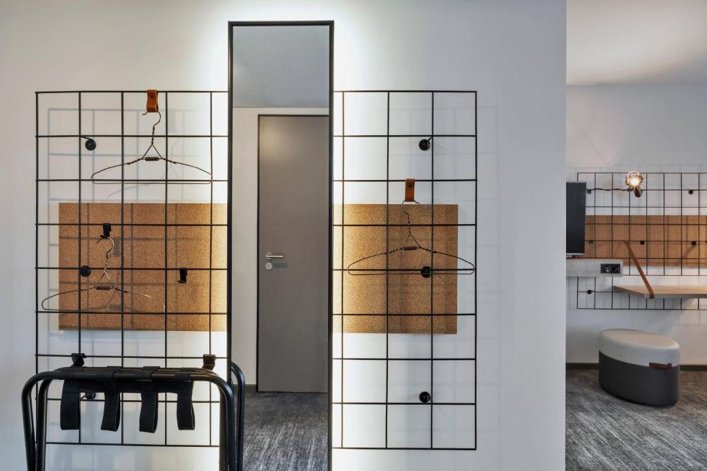 Moxy Hamburg City - Resim 3