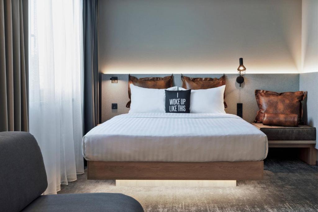 Moxy Hamburg City - Resim 18