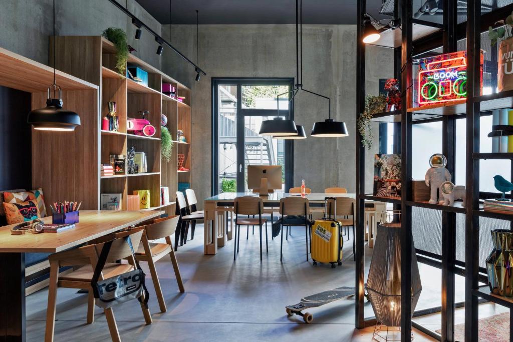 Moxy Hamburg City - Resim 24