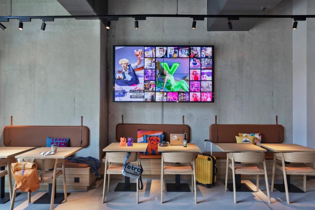 Moxy Hamburg City - Resim 26