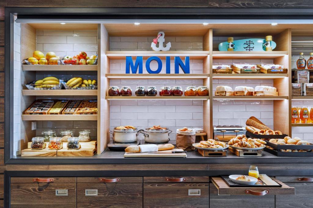 Moxy Hamburg City - Resim 28