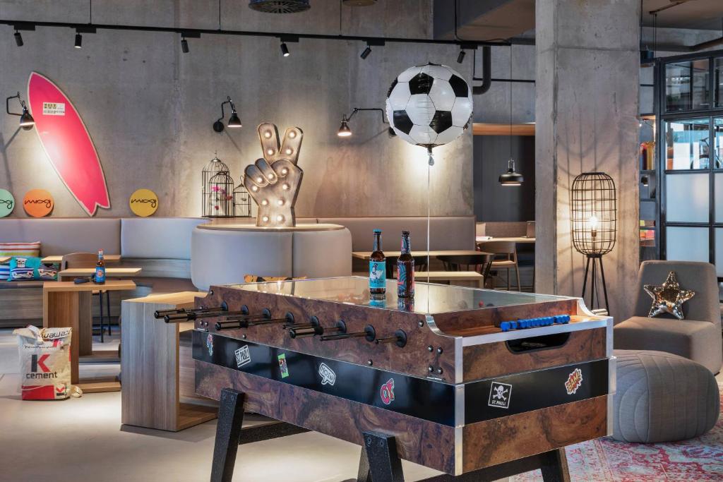 Moxy Hamburg City - Resim 32