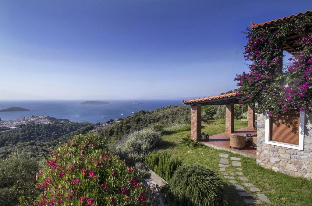 una casa con flores a un lado. en Agia Kali Villas, en Skiathos