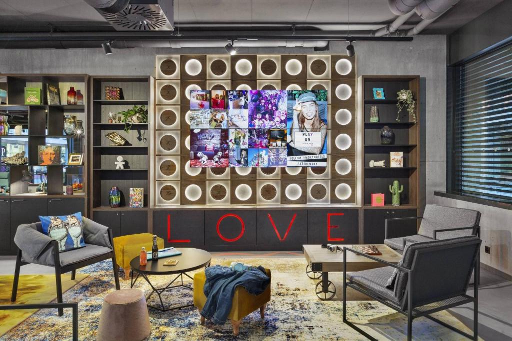 Moxy Lausanne City - Resim 13