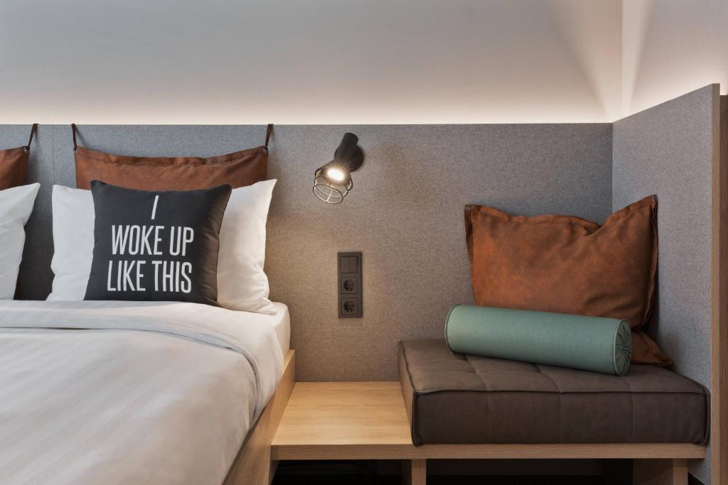Una cama o camas en una habitación de Moxy Lausanne City