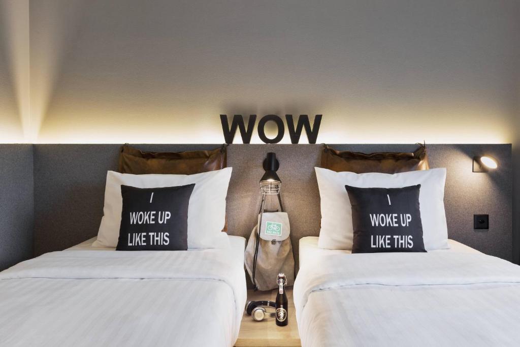 Una cama o camas en una habitación de Moxy Lausanne City