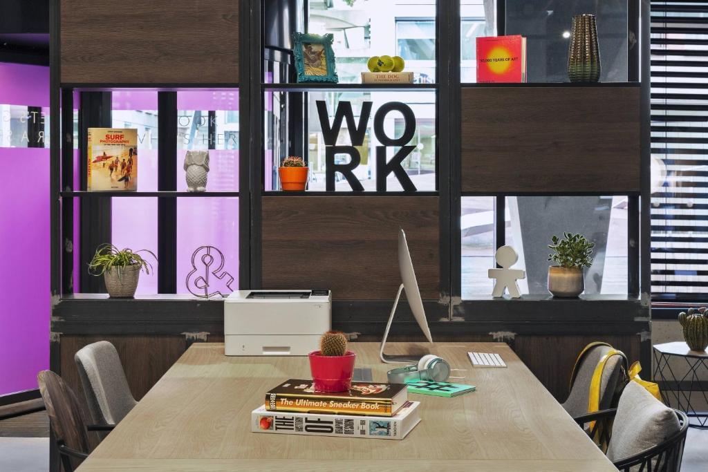 Moxy Lausanne City - Resim 22