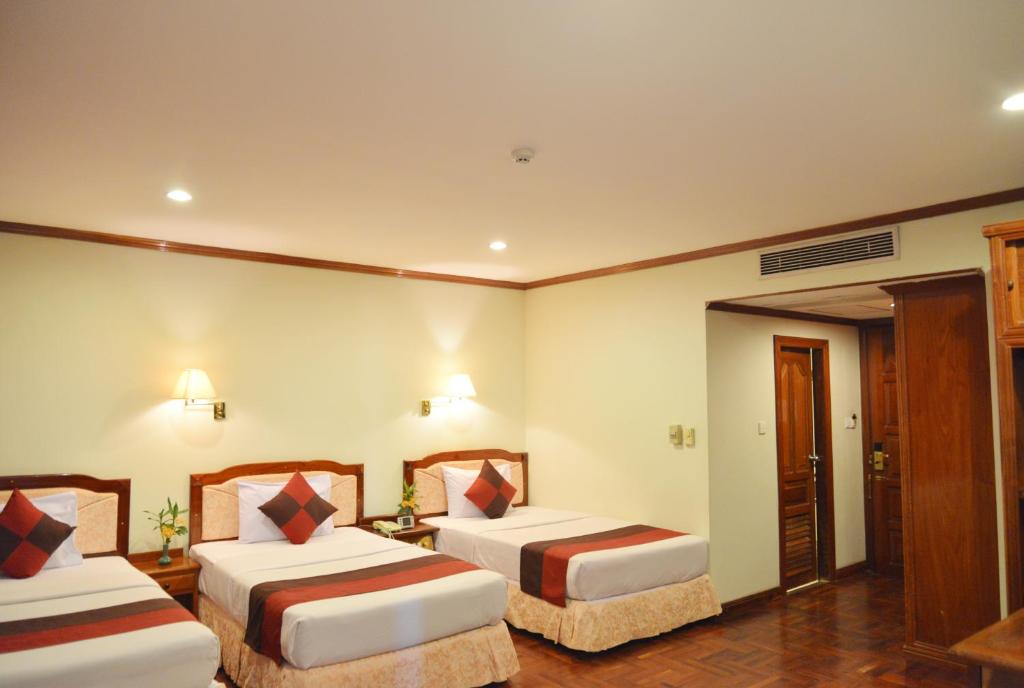 Postel nebo postele na pokoji v ubytování Angkor Hotel