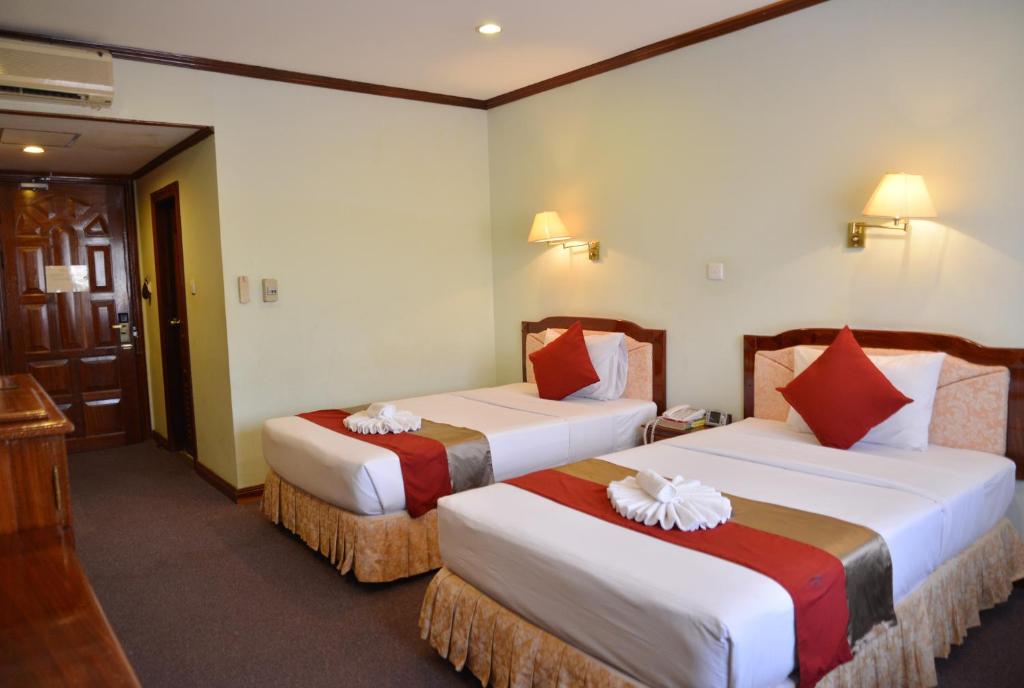 Postel nebo postele na pokoji v ubytování Angkor Hotel