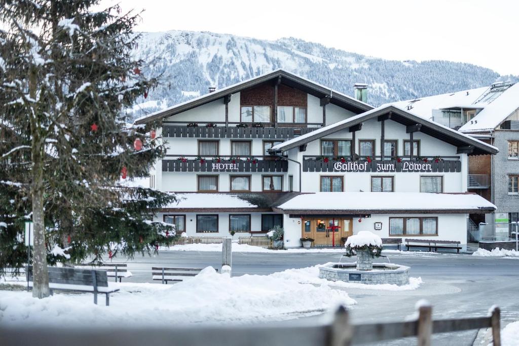 Nespecifikovaný výhled na hory nebo výhled na hory při pohledu z hotelu