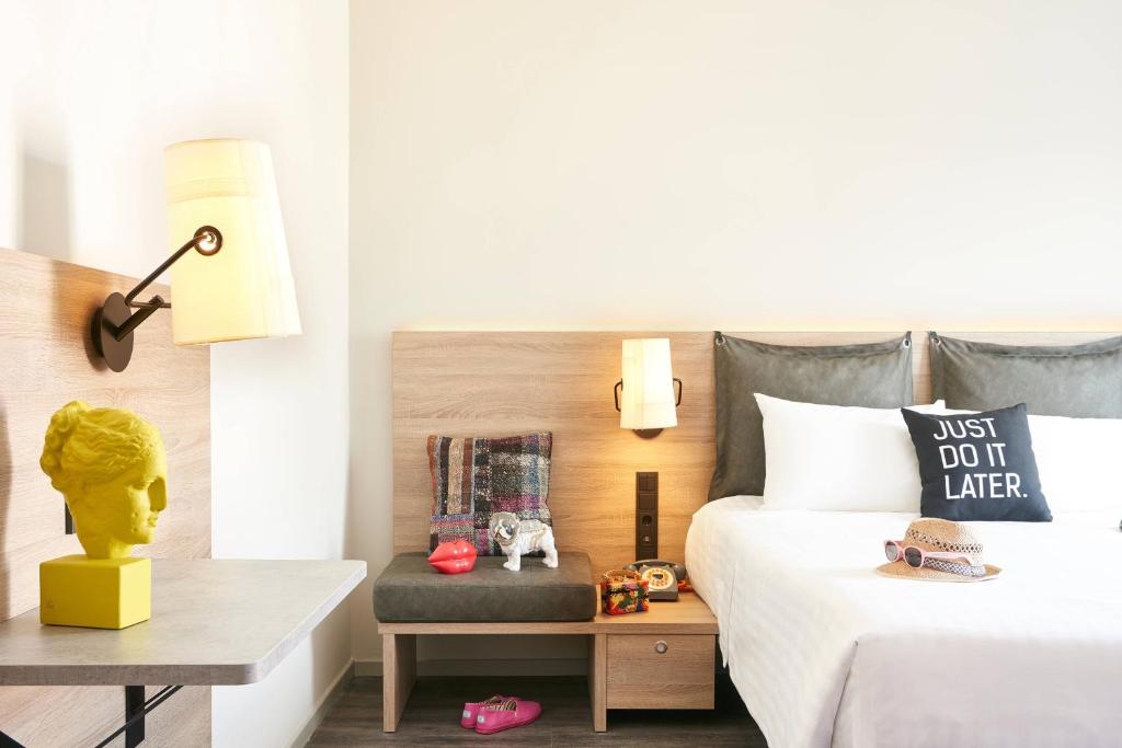 
Moxy Queen Sea View, Guest room, 1 Queen, Sea view, Balcony
