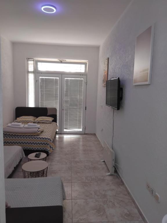 AK apartman tesisinde bir televizyon ve/veya eğlence merkezi