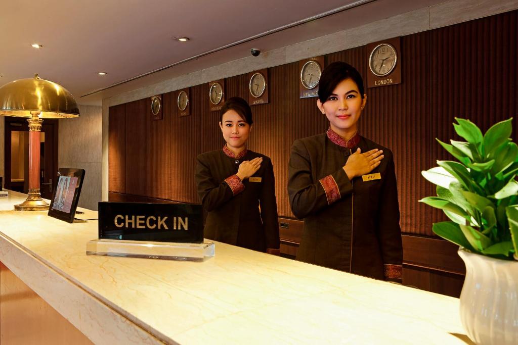 Členové personálu v ubytování Redtop Hotel & Convention Center