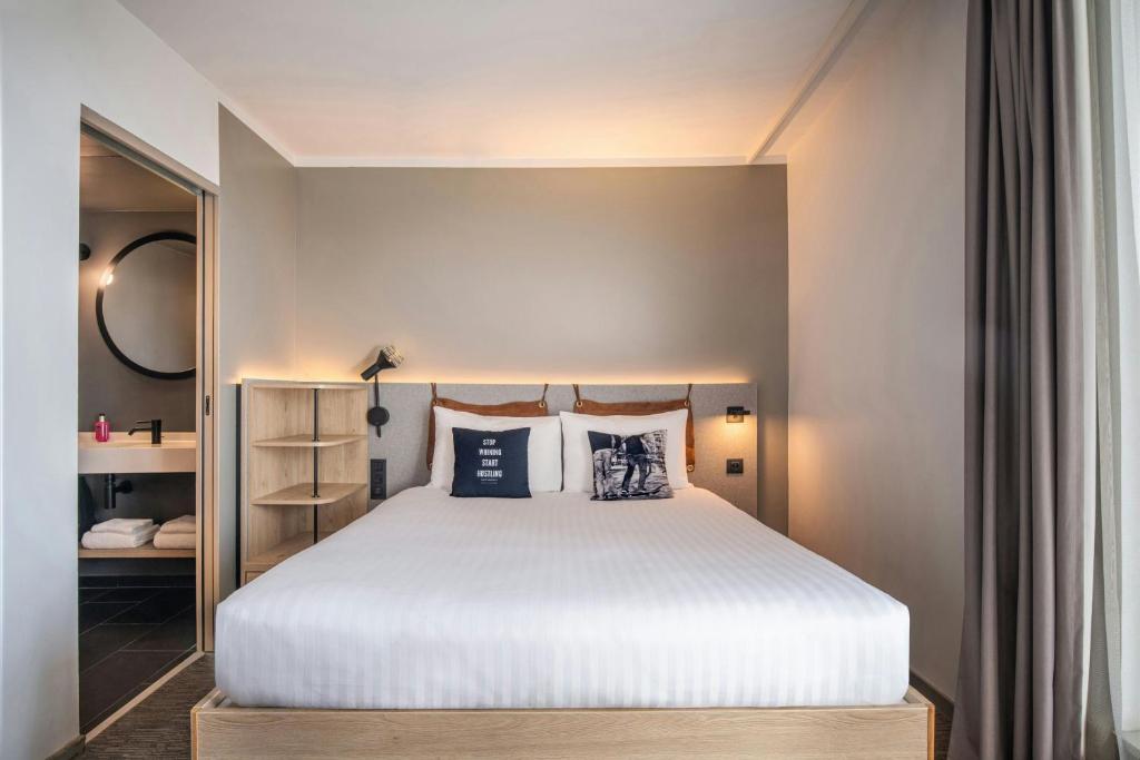 Moxy Bordeaux - Habitación Moxy Con Cama Grande Y Sofá Cama Mega