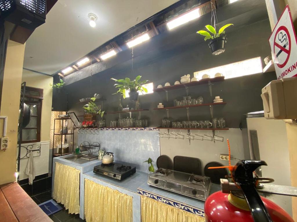 Kuchyň nebo kuchyňský kout v ubytování Coliving Bali SWEET HOME Kost Lengkap di Tabanan Kota