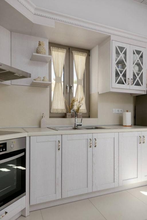 Kuchyň nebo kuchyňský kout v ubytování Chrisanthi Elegant Villa