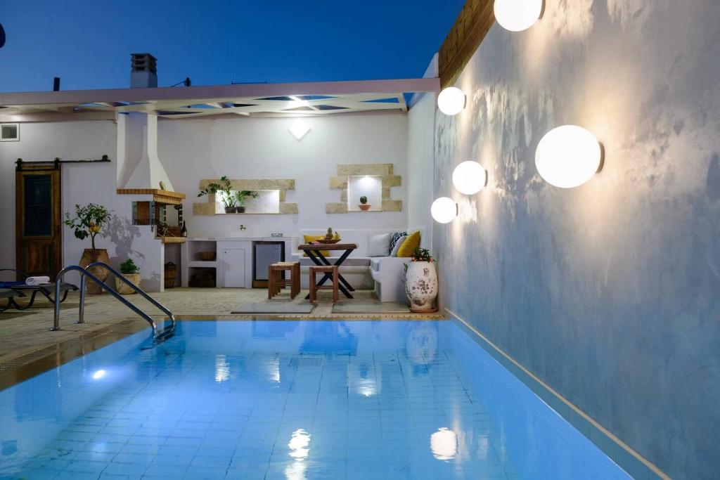 Bazén v ubytování Chrisanthi Elegant Villa nebo v jeho okolí