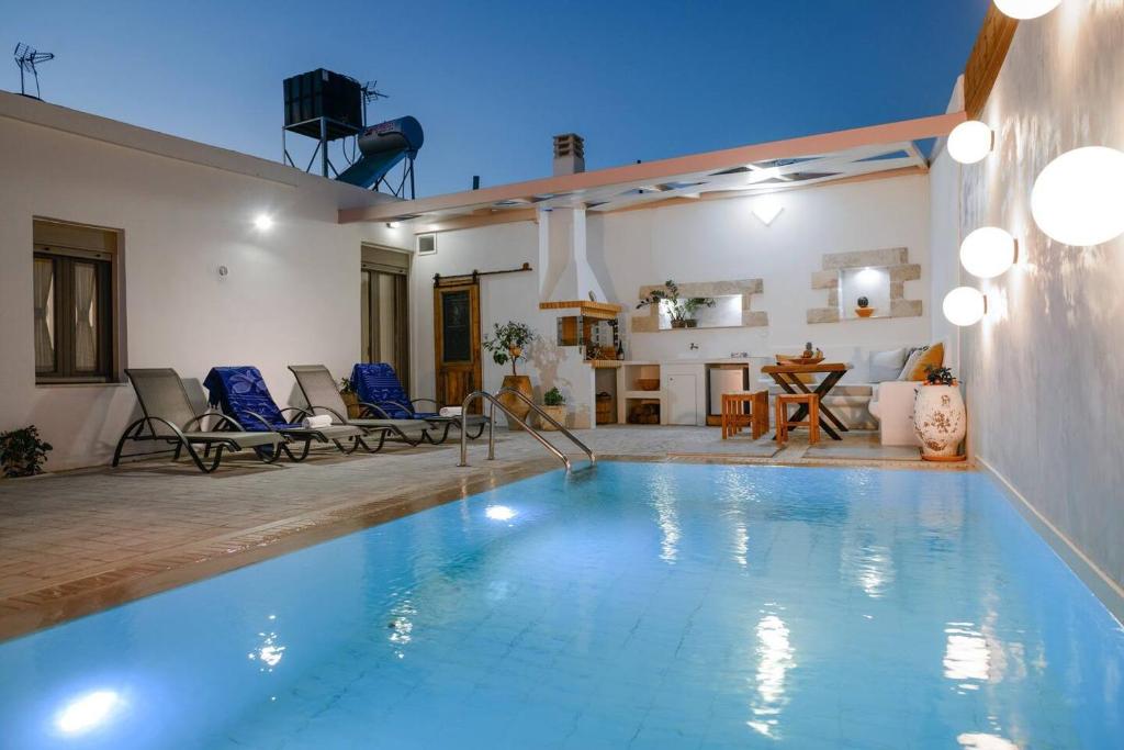 Bazén v ubytování Chrisanthi Elegant Villa nebo v jeho okolí
