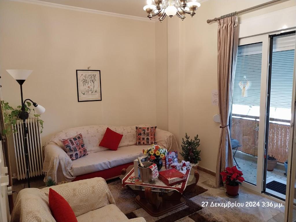 ein Wohnzimmer mit Sofa und Tisch in der Unterkunft Cozy & Bright Home - 50m from metro station Άg Antonios in Athen
