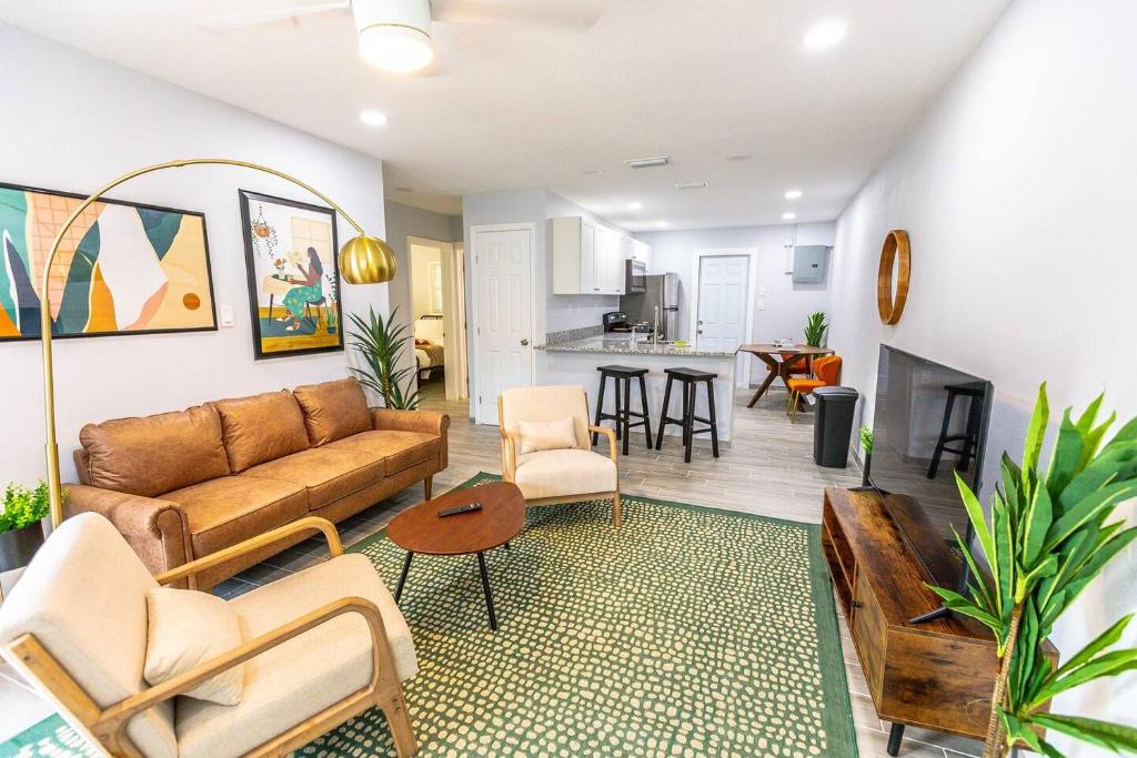 Χώρος καθιστικού στο Trendy Home By Jet Skis, Parks & Art Hotspots