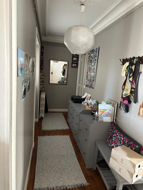 - un couloir avec une commode et un bureau dans l'établissement Chambre touristique, à Paris