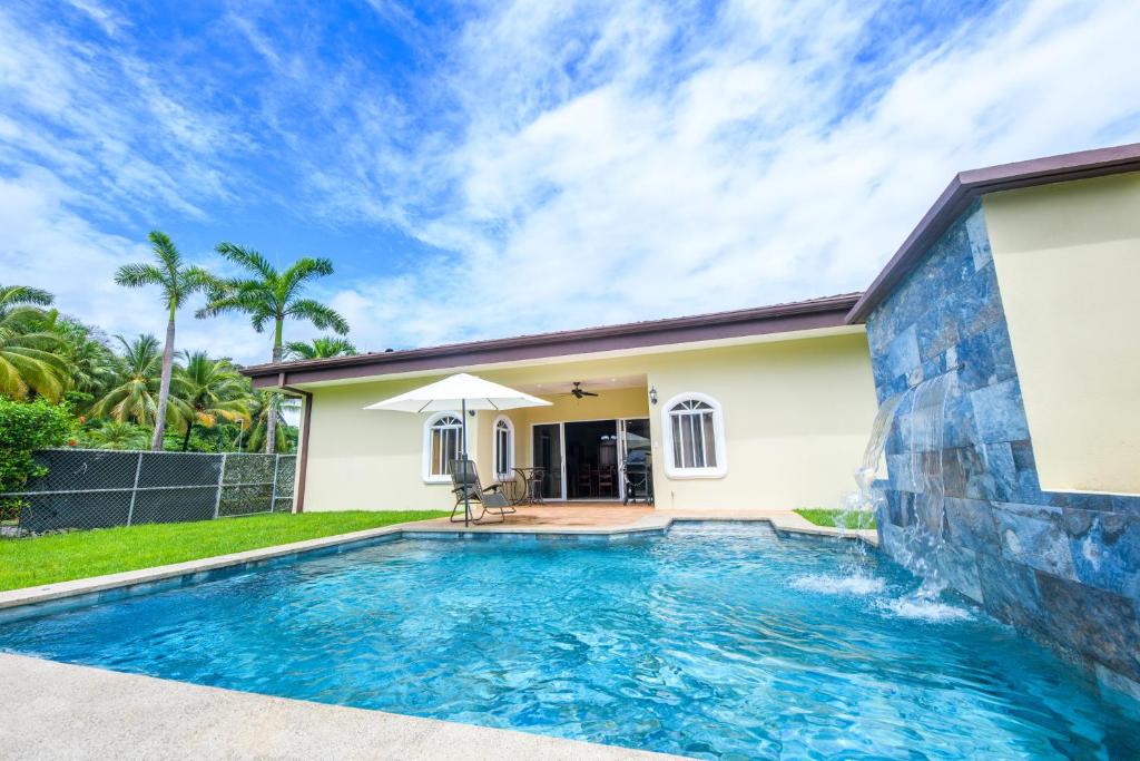 Πισίνα στο ή κοντά στο Villa Sirena Del Mar By Vacation Pura Vida