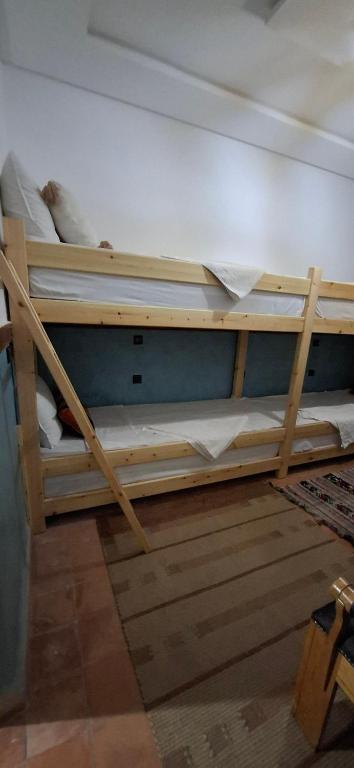 Palanda nebo palandy na pokoji v ubytování Riad Bab Imlil