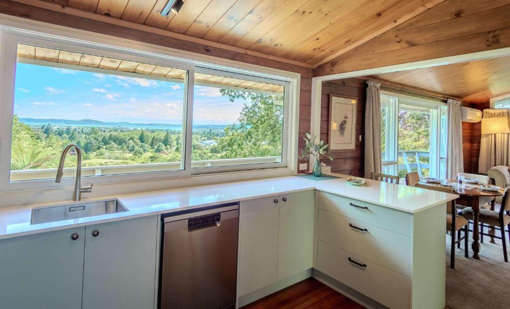 Η κουζίνα ή μικρή κουζίνα στο Haven on the Hill - Panoramic Views of Rotorua