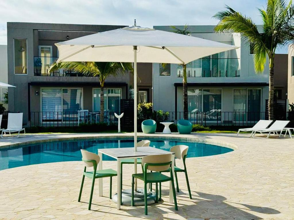 Bazén v ubytování Beach Resort Entire Home nebo v jeho okolí