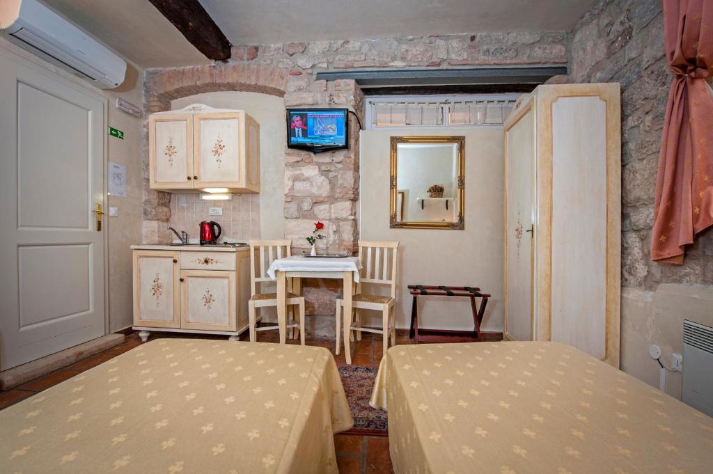 Kuchyňa alebo kuchynka v ubytovaní Residence MARCO POLO Centro Storico