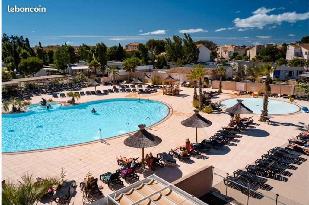une vue aérienne d'une piscine dans un complexe hôtelier dans l'établissement mobil home grand confort, à Valras-Plage