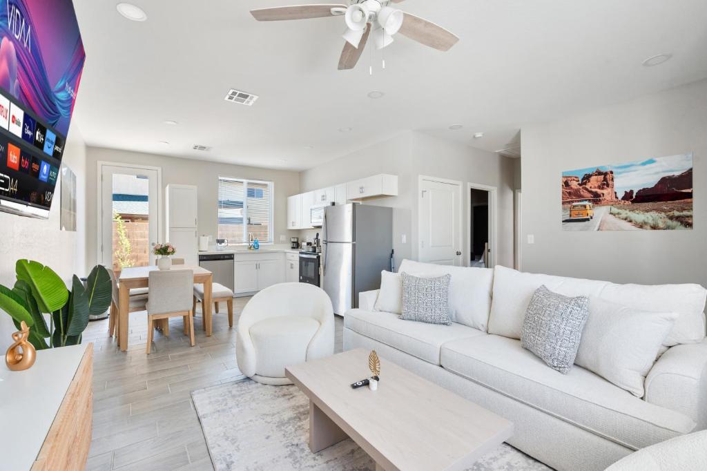ein Wohnzimmer mit einer weißen Couch und einem Tisch in der Unterkunft Spacious Two Bedroom Two Bathroom with Free Parking and Cozy Beds in Glendale