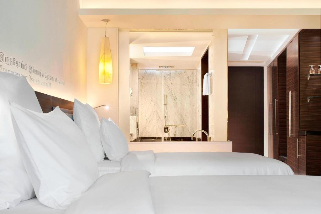 Postel nebo postele na pokoji v ubytování Le Meridien Coimbatore