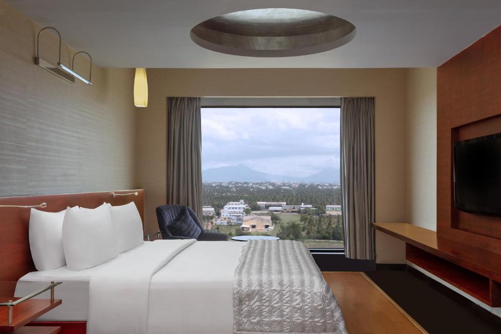 Postel nebo postele na pokoji v ubytování Le Meridien Coimbatore