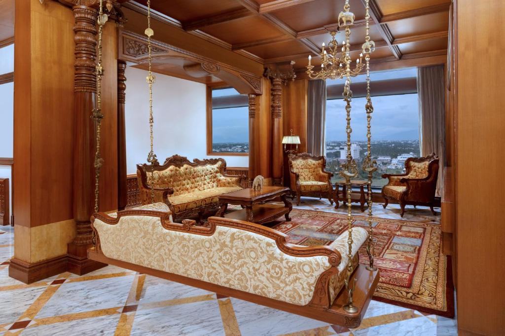 Posezení v ubytování Le Meridien Coimbatore