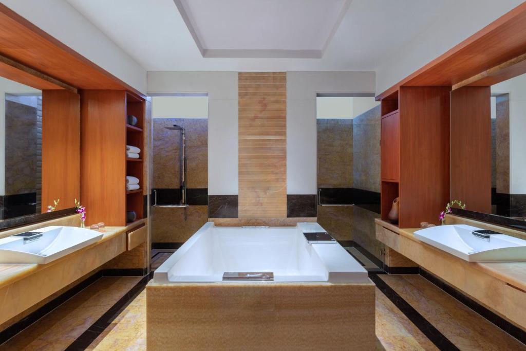 Postel nebo postele na pokoji v ubytování Le Meridien Coimbatore