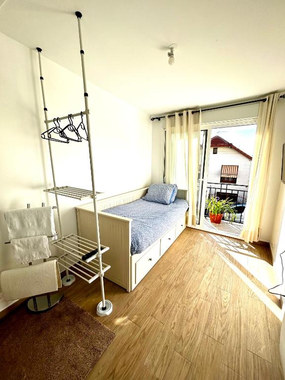 une chambre avec un lit et un balcon dans l'établissement Maison studio duplex Mont Valérien, à Nanterre