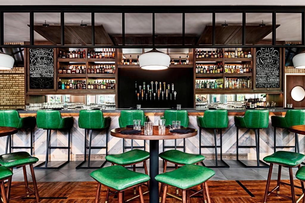 Sheraton Suites Calgary Eau Claire - Resim 27