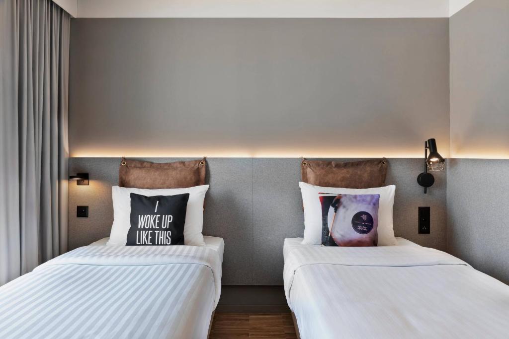 Postel nebo postele na pokoji v ubytování Moxy Rapperswil