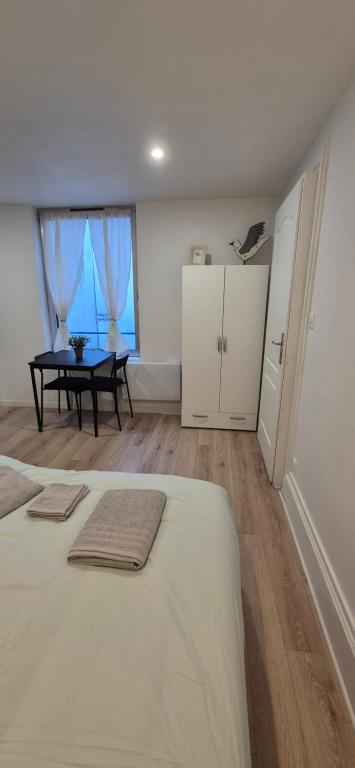 une chambre avec un lit et une table dedans dans l'établissement STUDIO NEUF HYPER CENTRE PROCHE PLACE STANISLAS ET GARE 17m2, à Nancy