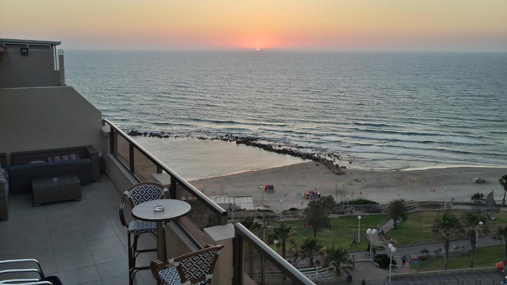 Penthouse Apartment On The Beach - 