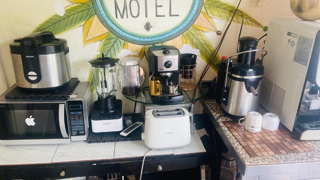 Příslušenství pro přípravu čaje a kávy v ubytování Dar Yasmine Motel