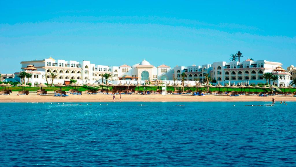 widok na plażę z budynkami i wodą w obiekcie Old Palace Resort Sahl Hasheesh w mieście Hurghada