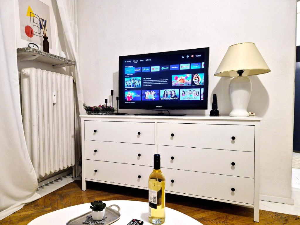 Televízia a/alebo spoločenská miestnosť v ubytovaní Apartament Miodowa Warszawa