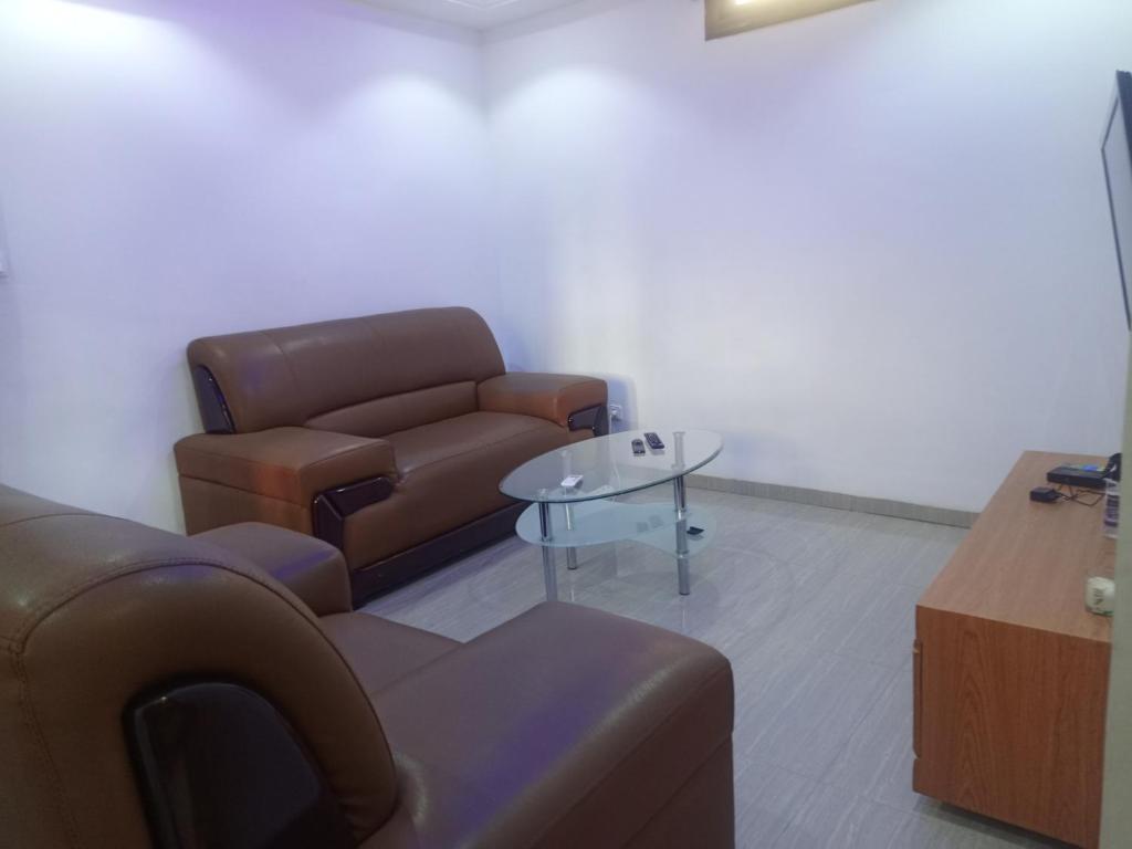 Una sala de estar con un sofá y una mesa de café. en RDC Appart, en Lomé