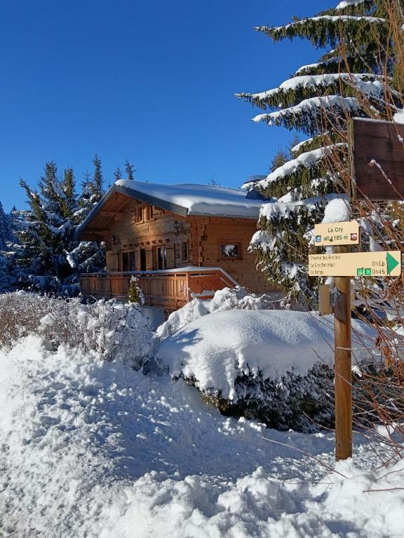 une maison dans la neige avec un panneau devant dans l'établissement Karibu, à Saint-Gervais-les-Bains