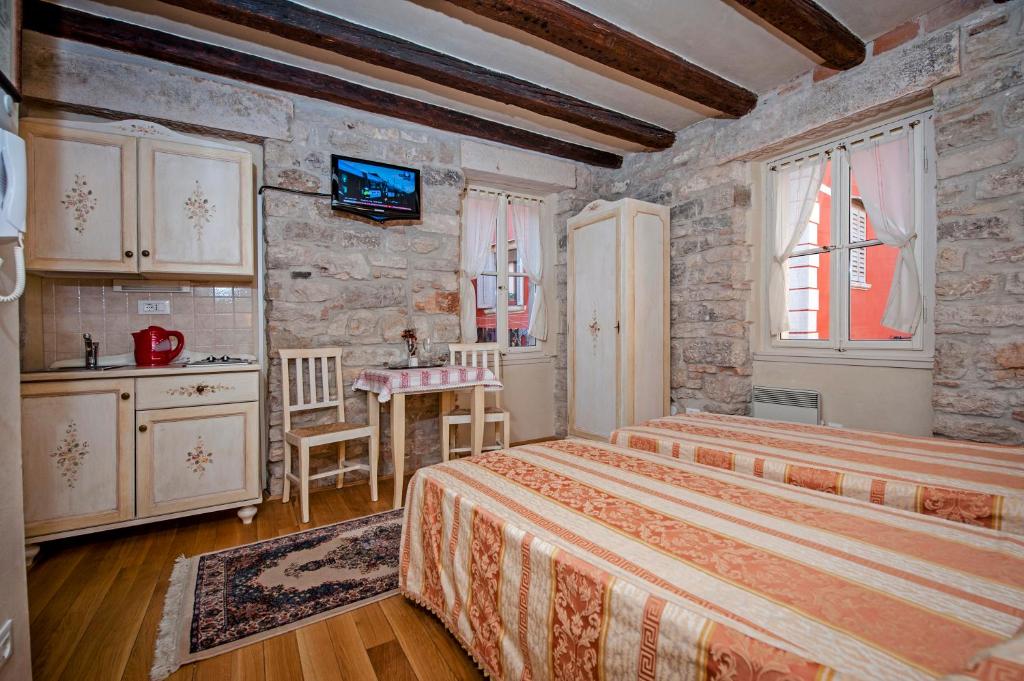 Kuchyňa alebo kuchynka v ubytovaní Residence MARCO POLO Centro Storico