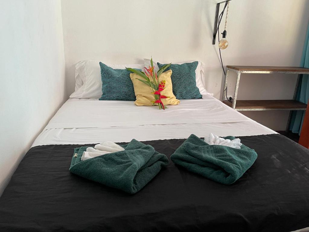 Postel nebo postele na pokoji v ubytování Uvita Pirates Hostel