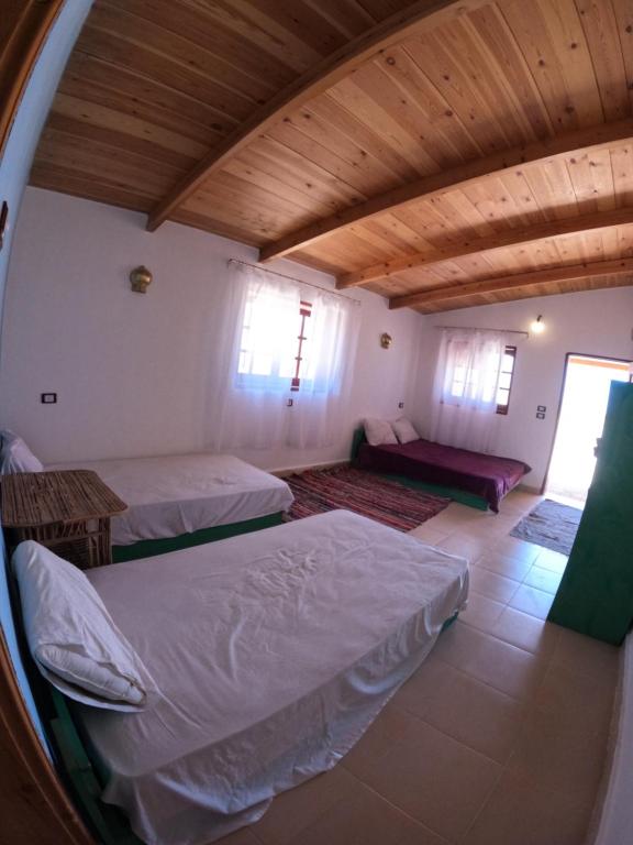Postel nebo postele na pokoji v ubytování Castle Beach